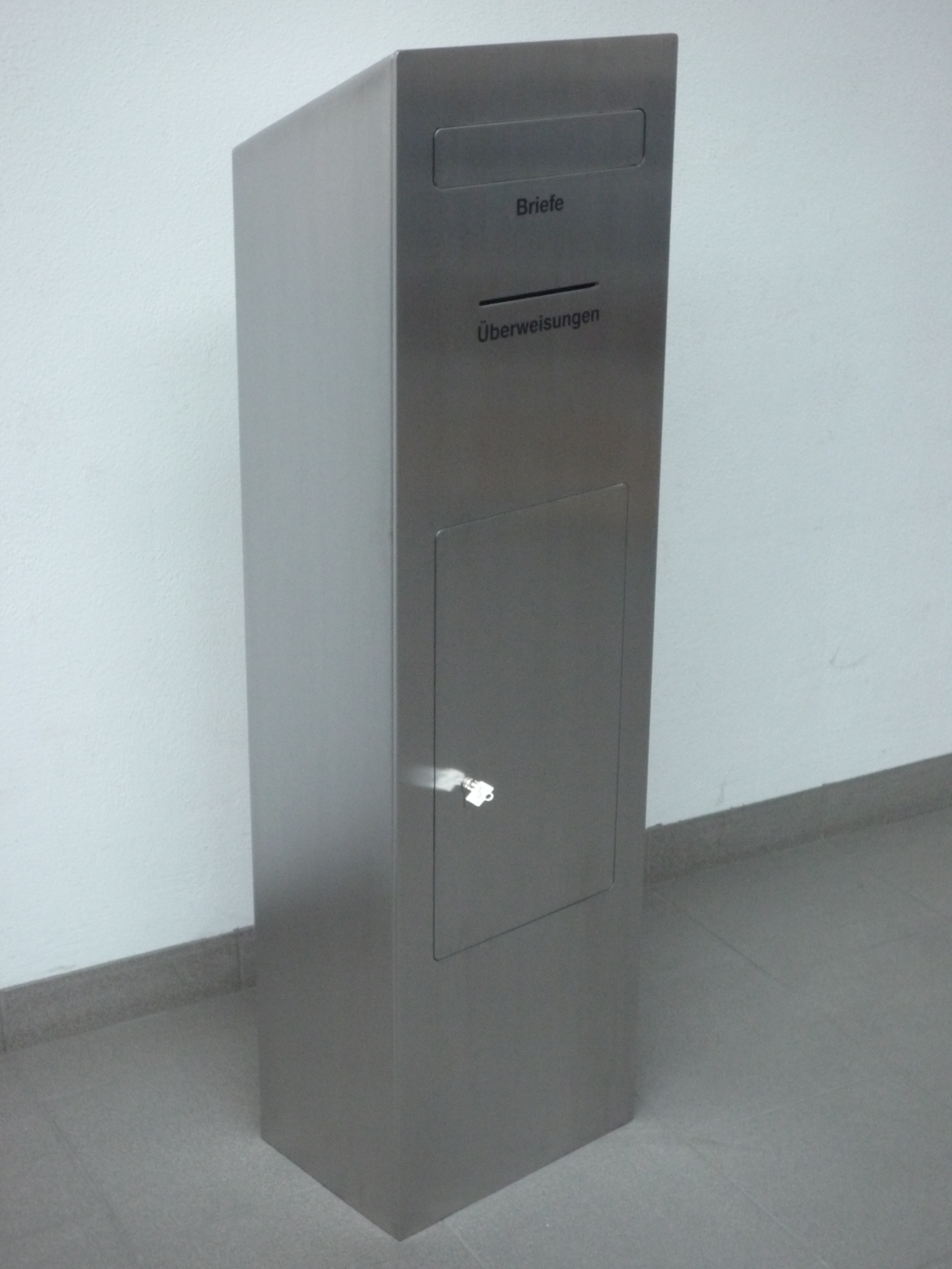 Sicherheits Standbriefkasten Typ 184 + Überweisungschlitz - Edelstahl geschliffen Sicherheits Standbriefkasten Typ 184 + Überweisungschlitz - Edelstahl geschliffen