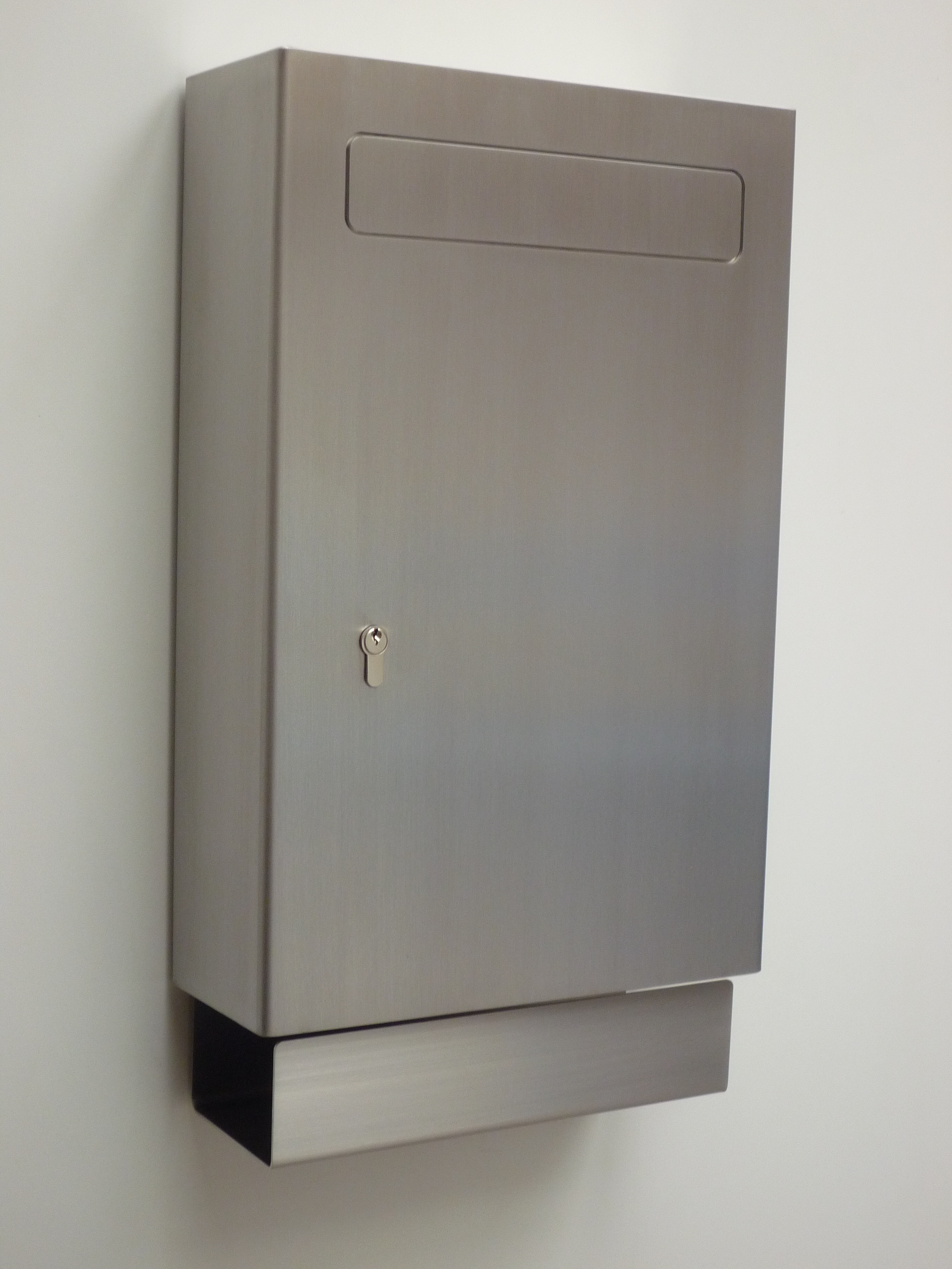 Security letterbox type 114 monoform - polished stainless steel Security letterbox type 114 monoform - polished stainless steel