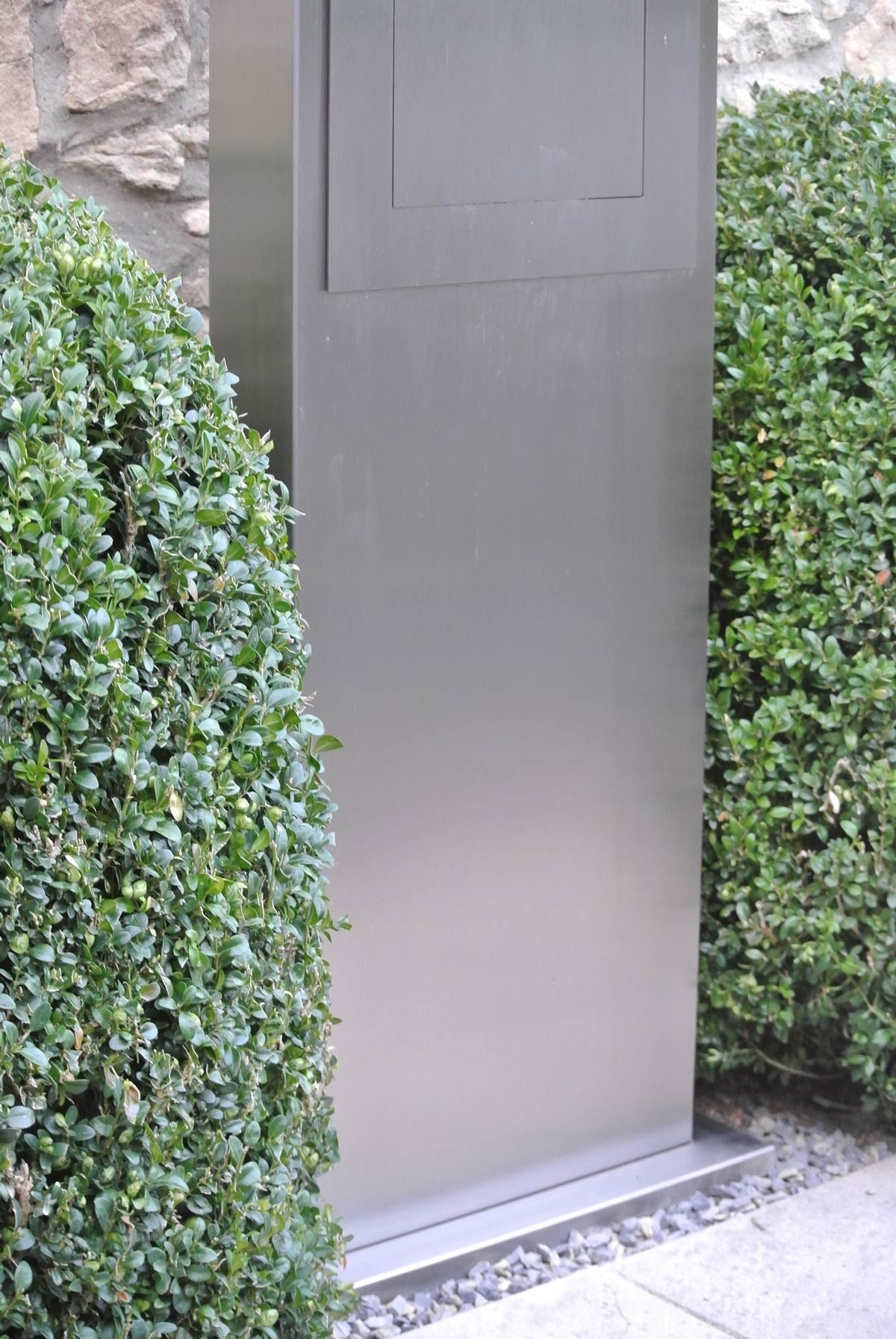 Design Briefkastenstele GRIMM - Entnahme rückseitig – Edelstahl geschliffen mit Vorbereitung für Kamera und Sprechanlage Design Briefkastenstele GRIMM - Entnahme rückseitig – Edelstahl geschliffen mit Vorbereitung für Kamera und Sprechanlage