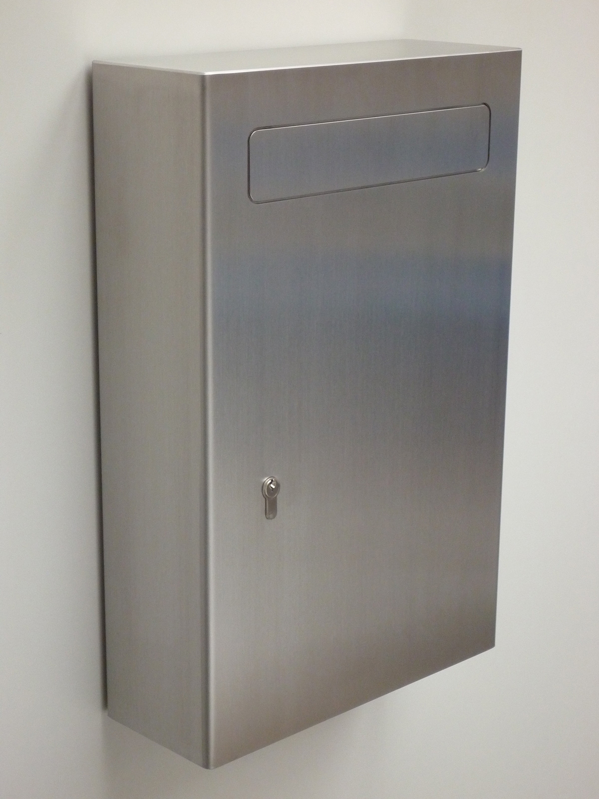 Security letterbox type 114 monoform - polished stainless steel Security letterbox type 114 monoform - polished stainless steel