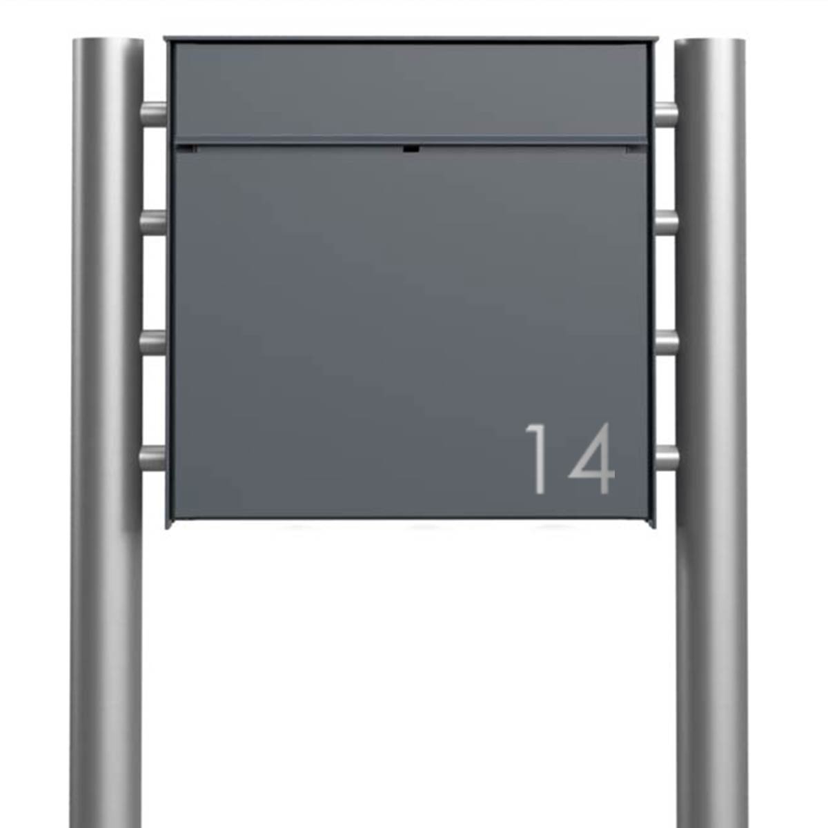 Design Standbriefkasten GOETHE ST-R mit Werbeschild 406x460 aus Edelstahl geschliffen - RAL nach Wahl Design Standbriefkasten GOETHE ST-R mit Werbeschild 406x460 aus Edelstahl geschliffen - RAL nach Wahl