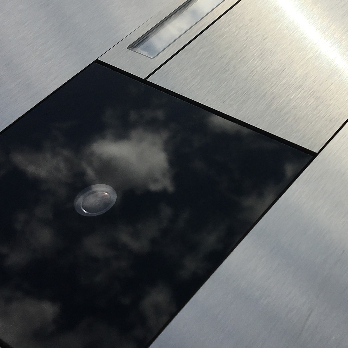 Design Briefkastenstele GRIMM - Entnahme rückseitig - Edelstahl geschliffen - GIRA System 106 - Video- Sprechanlage - VIDEO Komplettset Design Briefkastenstele GRIMM - Entnahme rückseitig - Edelstahl geschliffen - GIRA System 106 - Video- Sprechanlage - VIDEO Komplettset