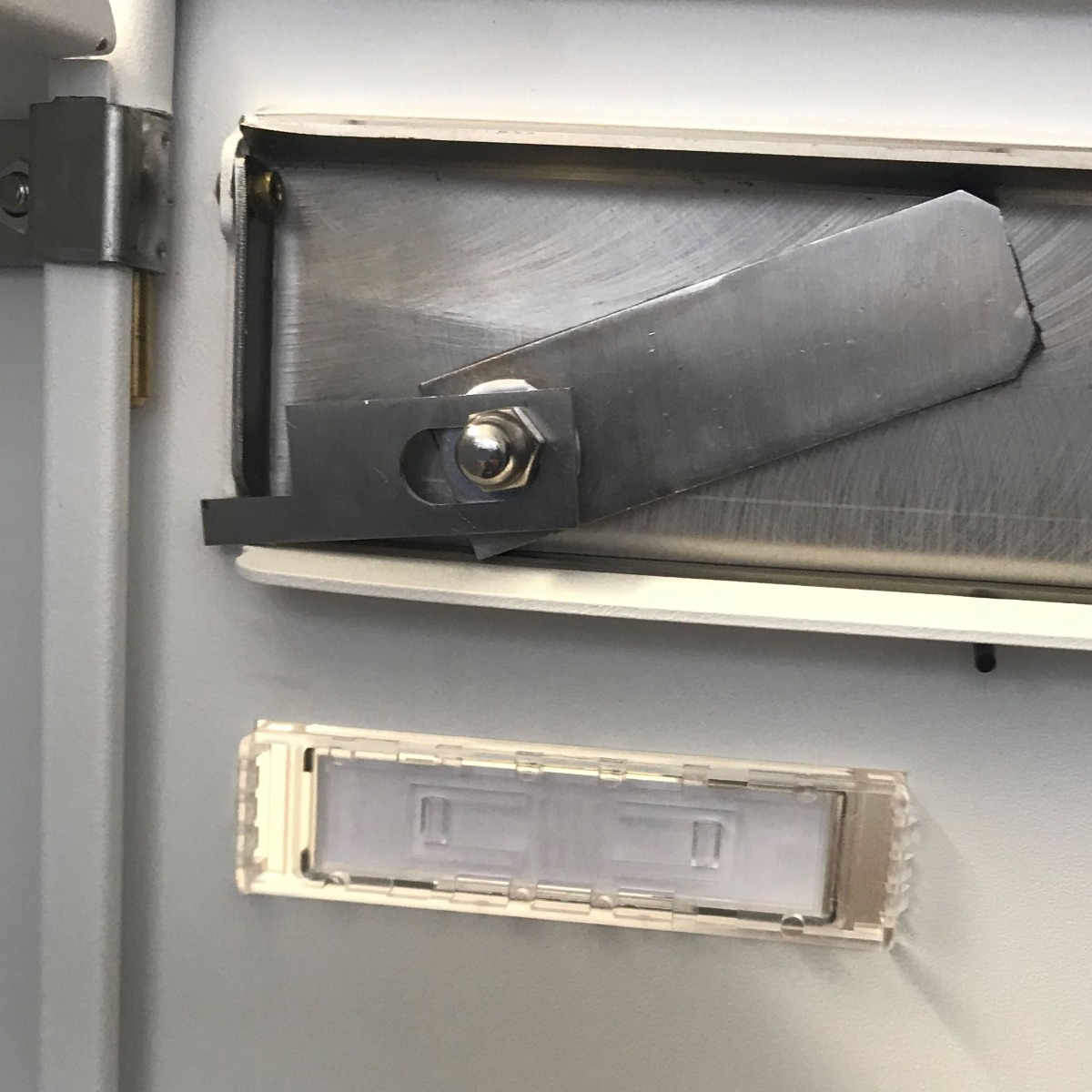 a4ced5b07b75ad6795beaee288aef67b700da036 Klappenverschluss aus Edelstahl für BASIC Aluminium- und Edelstahl-Anlagenklappen in Türen