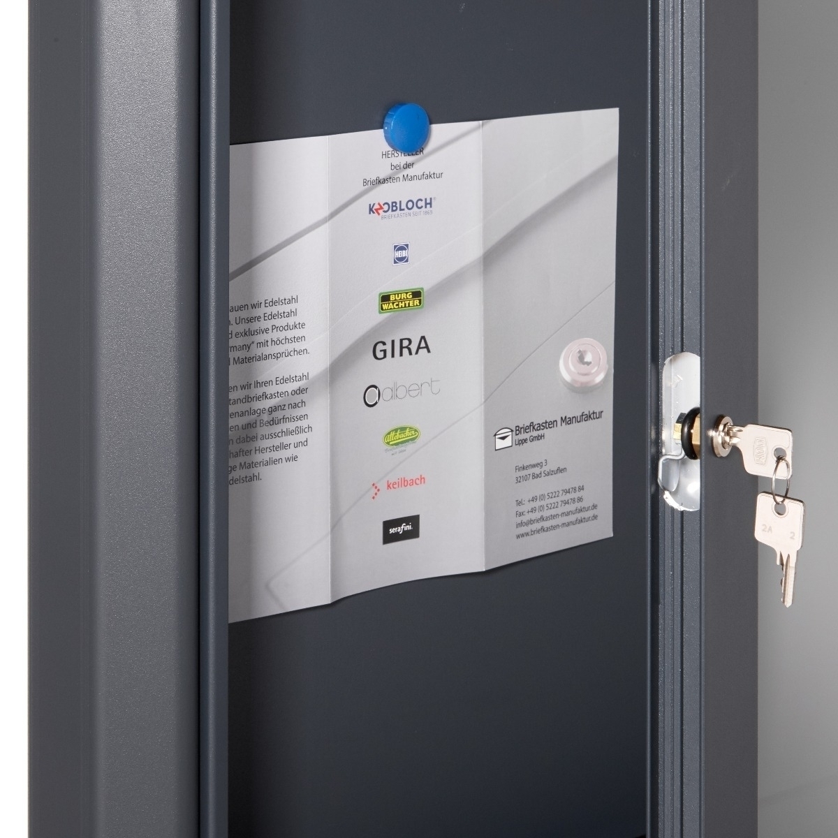 Flush-mounted letterbox with newspaper compartment & display case BASIC Plus 389 UP - 710x660 - RAL of your choice Flush-mounted letterbox with newspaper compartment & display case BASIC Plus 389 UP - 710x660 - RAL of your choice