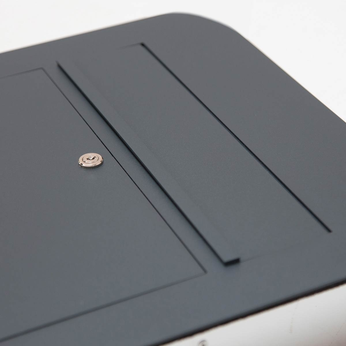 Cassetta per le lettere in acciaio inox DESIGNER Organic BIG verniciata a polvere in nero-grigio RAL 7021