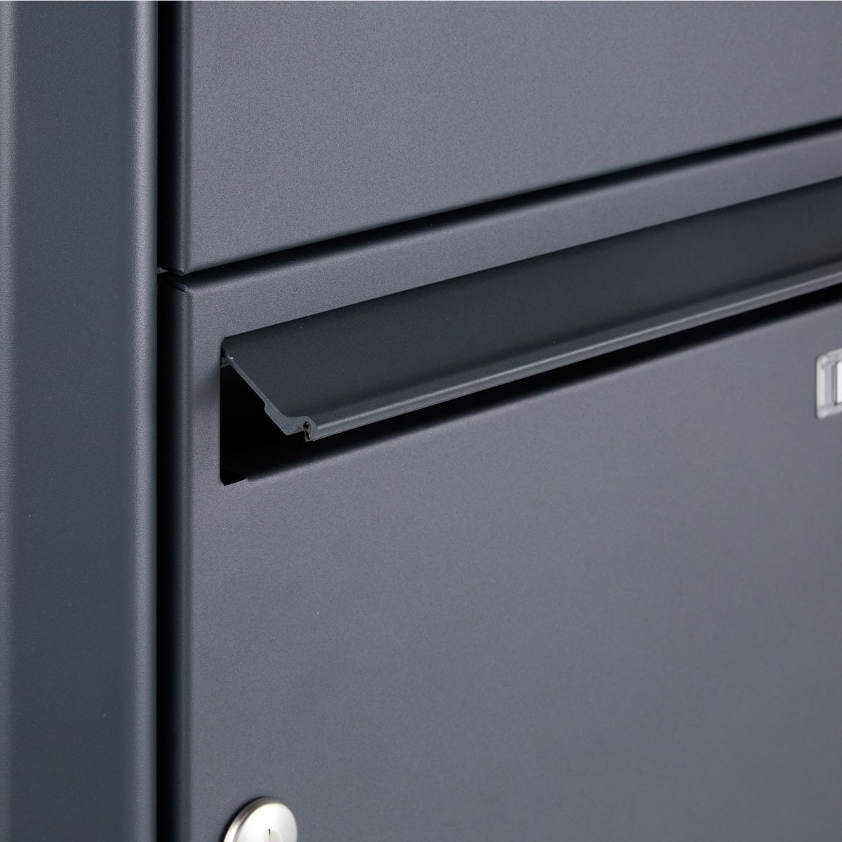 3er 2x2 Standbriefkasten Design BASIC 381 ST-R mit Klingelkasten - RAL 7016 anthrazitgrau 3er 2x2 Standbriefkasten Design BASIC 381 ST-R mit Klingelkasten - RAL 7016 anthrazitgrau