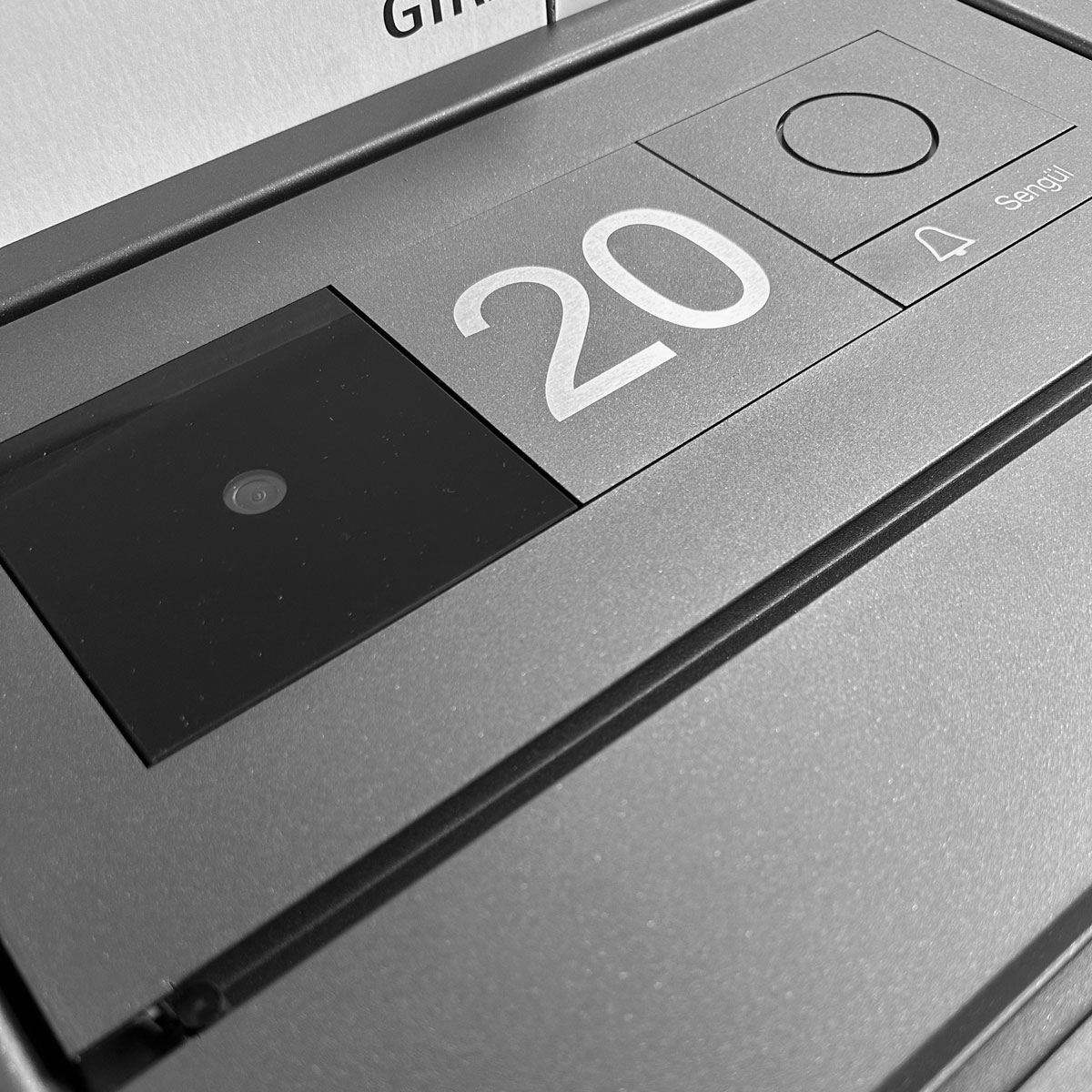 f6c24c4ec05b89f8f82b45d0ea63433112c682a1 Modulo informativo Gira System 106 con numero civico/testo, inciso al laser - Acciaio inox, lucido