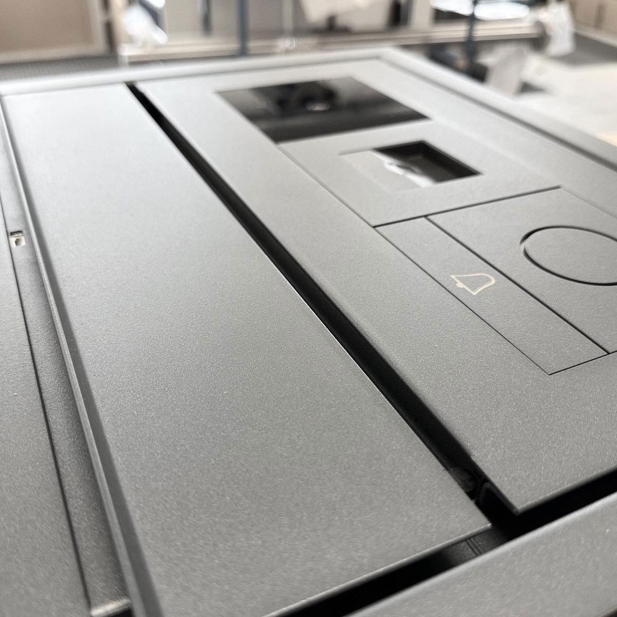 Buzón empotrado de diseño GOETHE UP con compartimento para periódicos - RAL a elegir - GIRA System 106 Keyless In - VIDEO juego completo