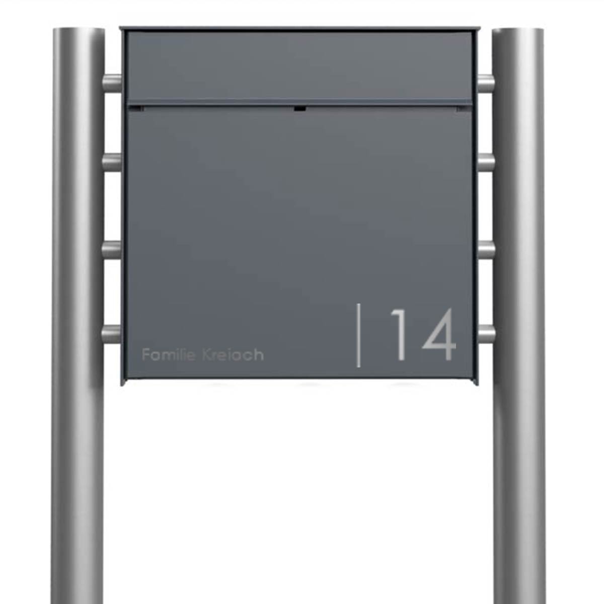 Design Standbriefkasten GOETHE ST-R mit Werbeschild 406x460 aus Edelstahl geschliffen - RAL nach Wahl Design Standbriefkasten GOETHE ST-R mit Werbeschild 406x460 aus Edelstahl geschliffen - RAL nach Wahl