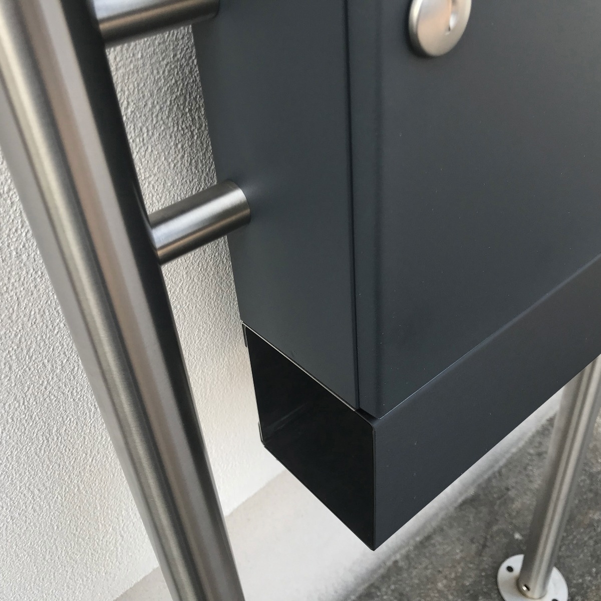 3-post 1x3 letterbox design BASIC 381 ST-R with newspaper compartments - RAL 7016 anthracite grey 3-post 1x3 letterbox design BASIC 381 ST-R with newspaper compartments - RAL 7016 anthracite grey