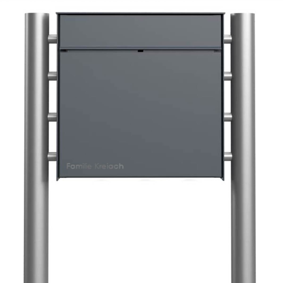 Design Standbriefkasten GOETHE ST-R mit Werbeschild 406x460 aus Edelstahl geschliffen - RAL nach Wahl Design Standbriefkasten GOETHE ST-R mit Werbeschild 406x460 aus Edelstahl geschliffen - RAL nach Wahl
