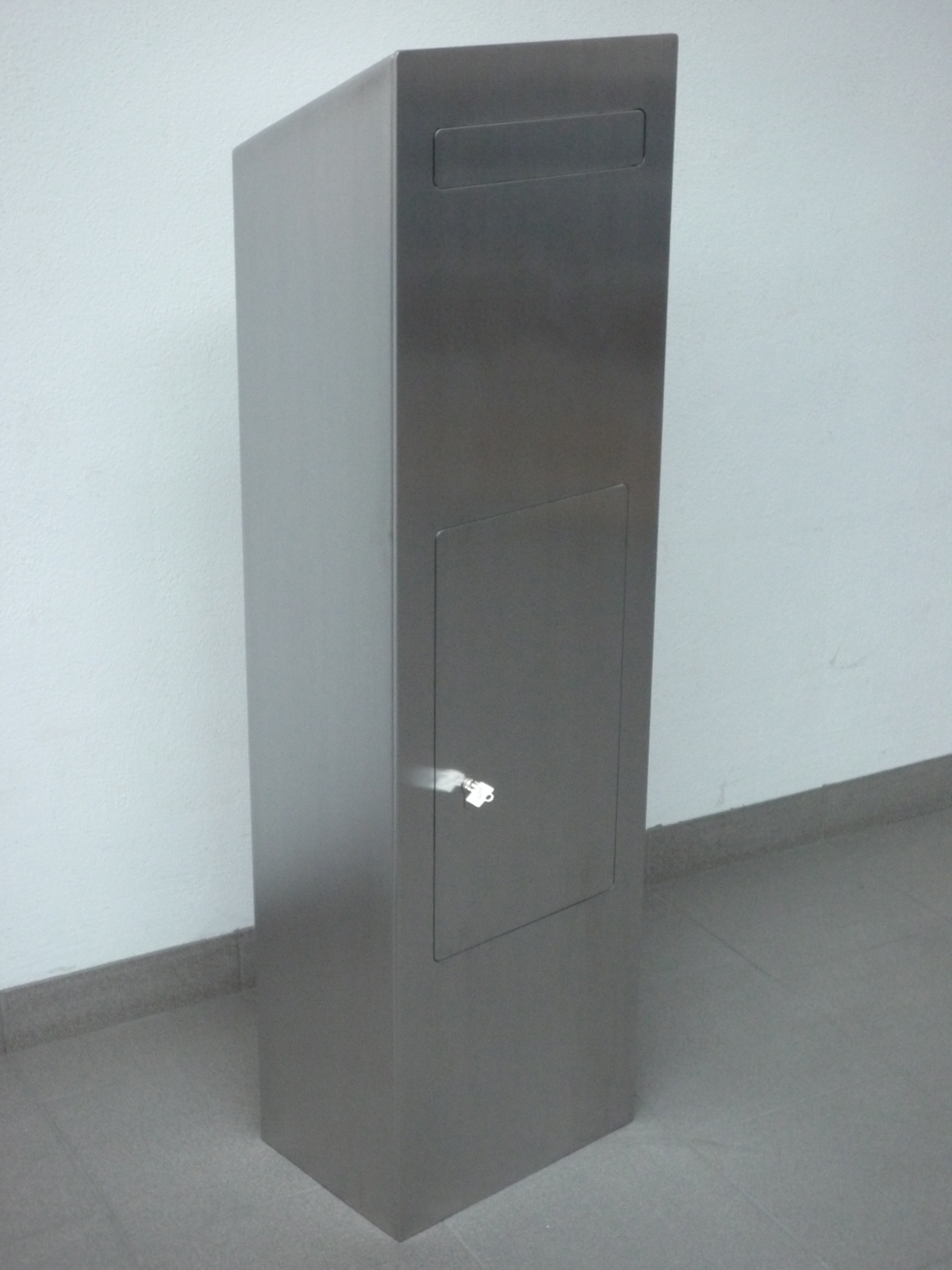 Sicherheits Standbriefkasten Typ 174 - Edelstahl geschliffen Sicherheits Standbriefkasten Typ 174 - Edelstahl geschliffen