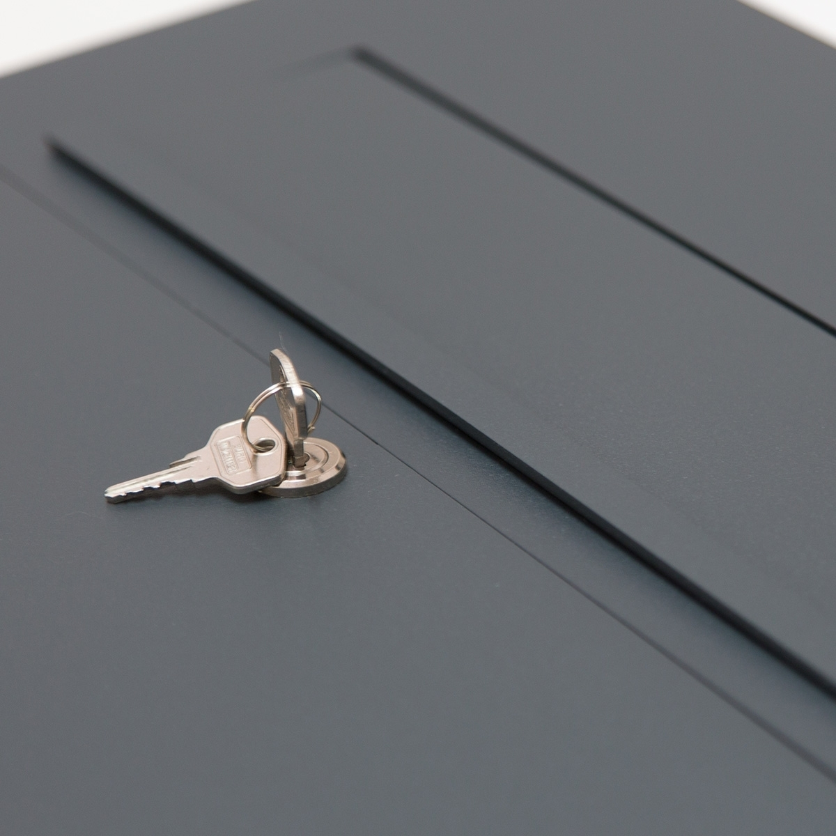 Cassetta per le lettere in acciaio inox DESIGNER Organic BIG verniciata a polvere in nero-grigio RAL 7021