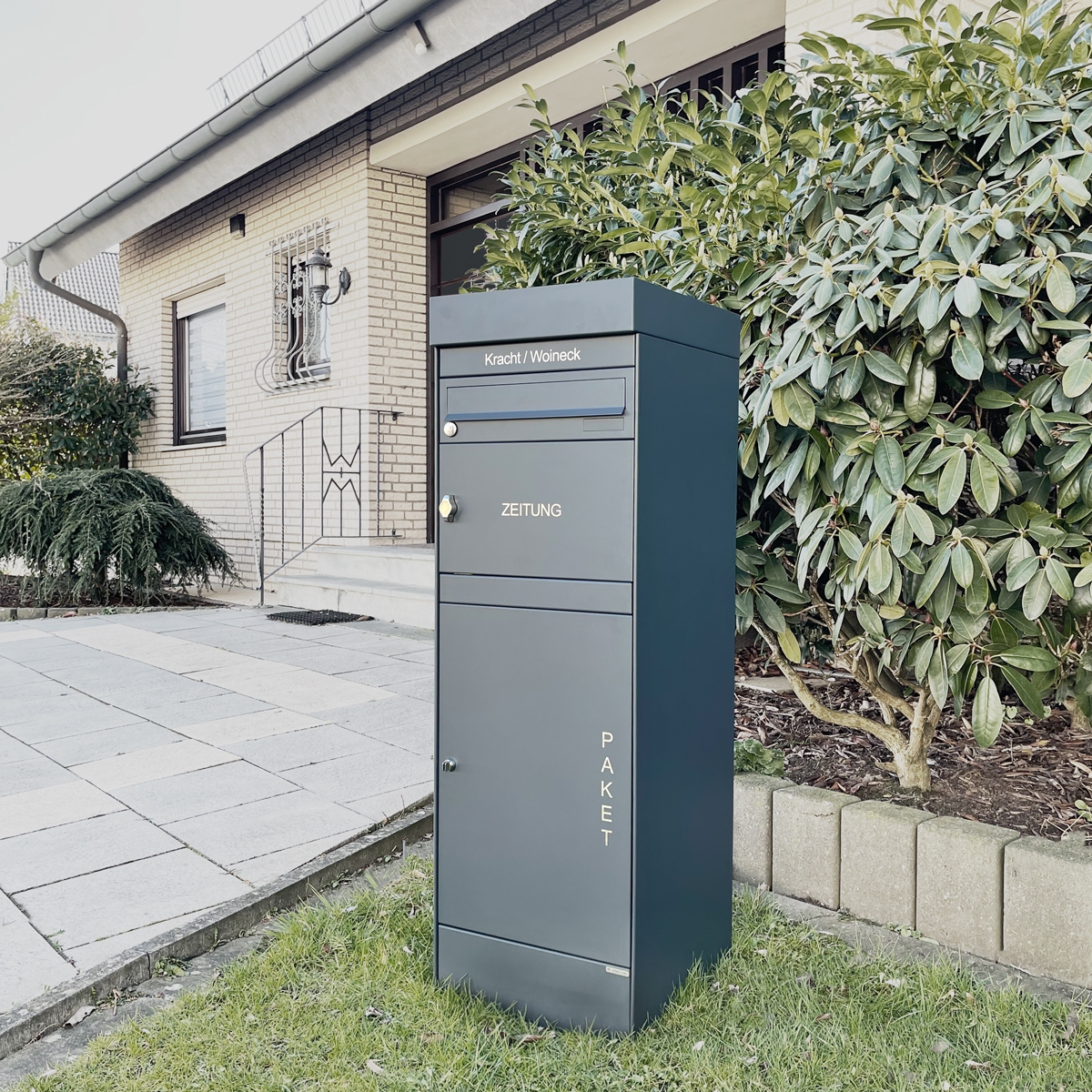 Edelstahl Paketbriefkastenstele BASIC Plus 864XS mit Paketfach 550x370 & Zeitungsfach - RAL nach Wahl Edelstahl Paketbriefkastenstele BASIC Plus 864XS mit Paketfach 550x370 & Zeitungsfach - RAL nach Wahl