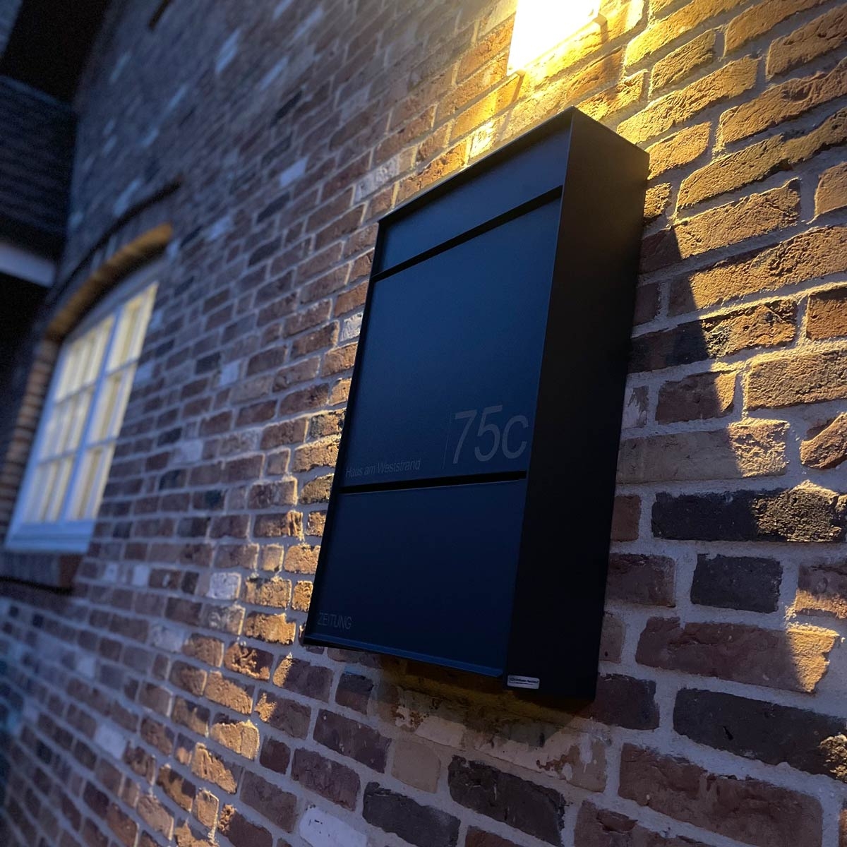 Design surface-mounted letterbox GOETHE AP with newspaper compartment - RAL of your choice