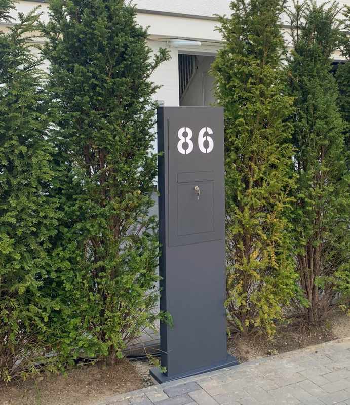 Stèle de boîte aux lettres design avec numéro de maison éclairé